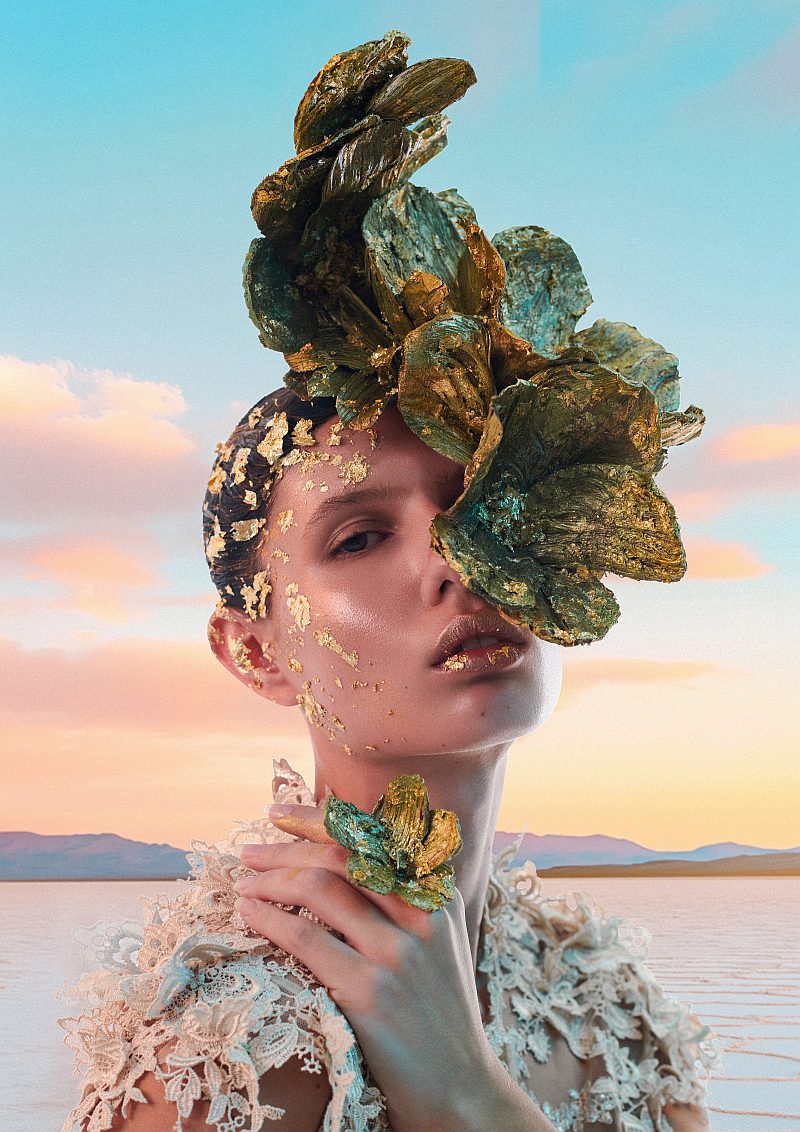 Modell mit einer Avantgarde Frisur mit goldener Dekoration in Haar & Gesicht