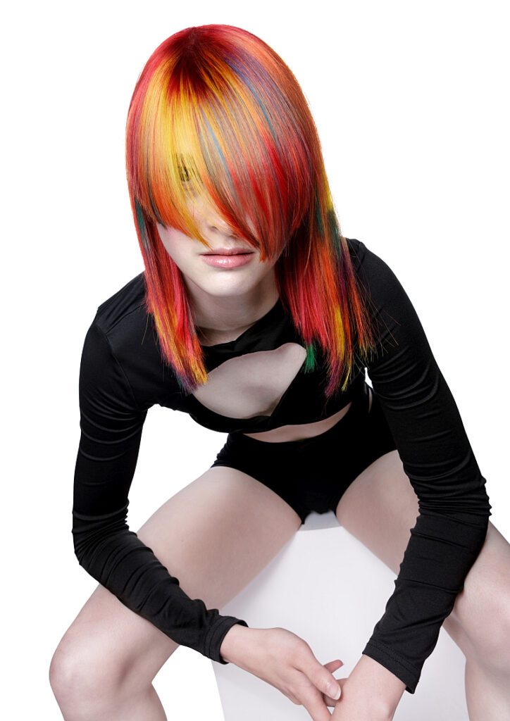 osoreru fearless fashion model mit schrägem, sehr buntem kurzhaarschnitt