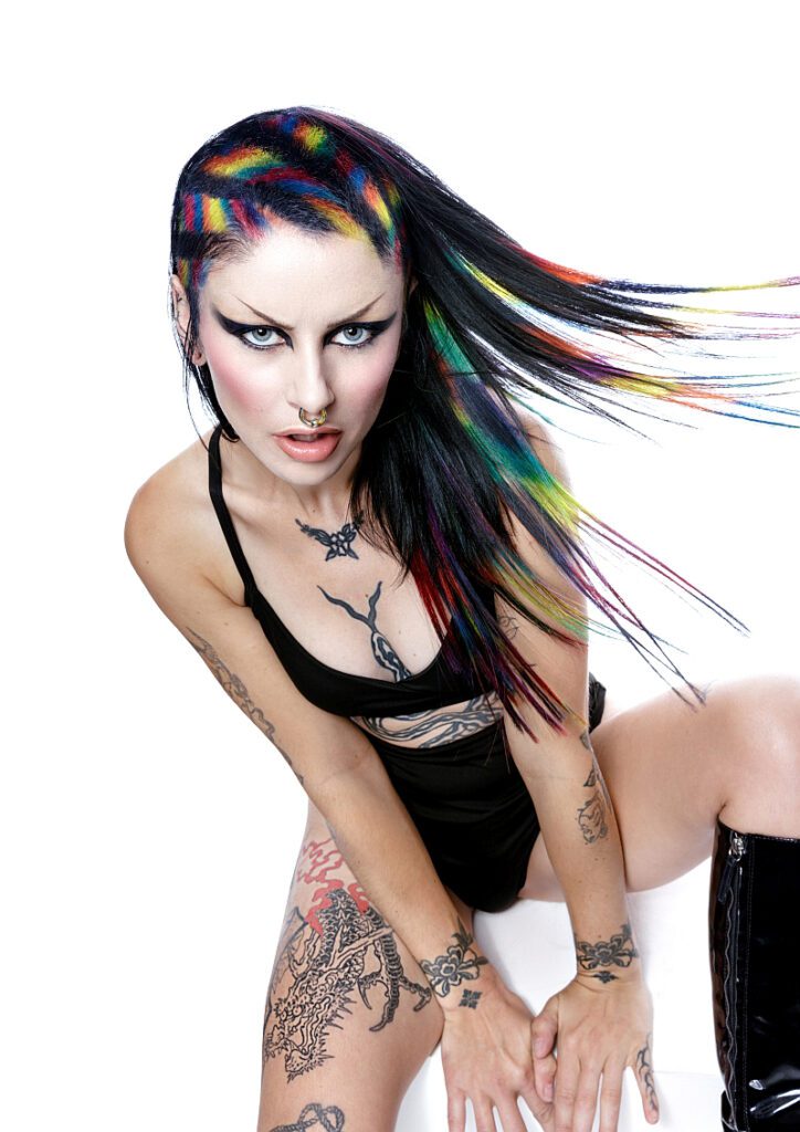 osoreru fearless fashion model mit schrägem, sehr buntem kurzhaarschnitt