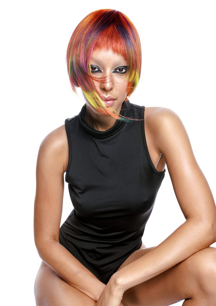 osoreru fearless fashion model mit schrägem, sehr buntem kurzhaarschnitt