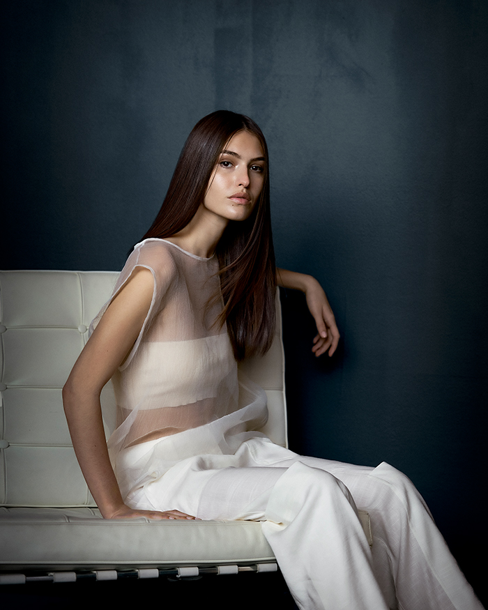 Shooting Foto eines dunkelhaarigen Models für Paul Mitchell Neuro Tools: Styling mit Hitzeschutz