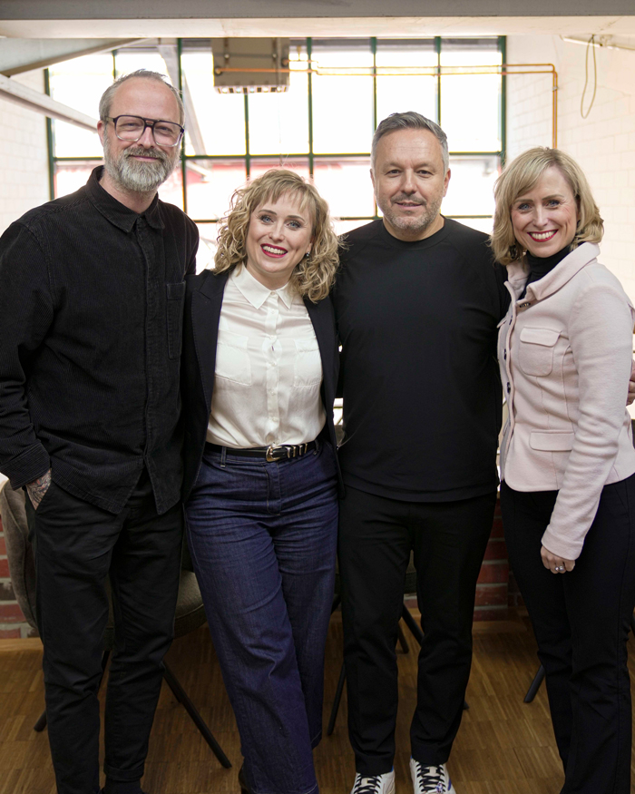 Moderatorin Petra Hütten, Chefredakteurin des QS Magazins mit Ihren 3 talkpartner für den Querschnitt-Talk