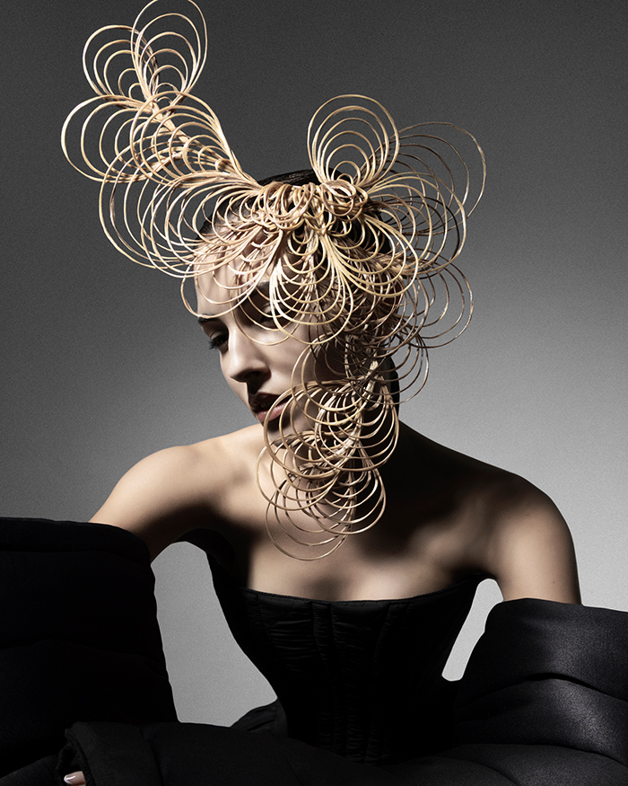 Model mit avantgardistischem Haarschmuck der RIZOMA Kollektion Rafael Bueno