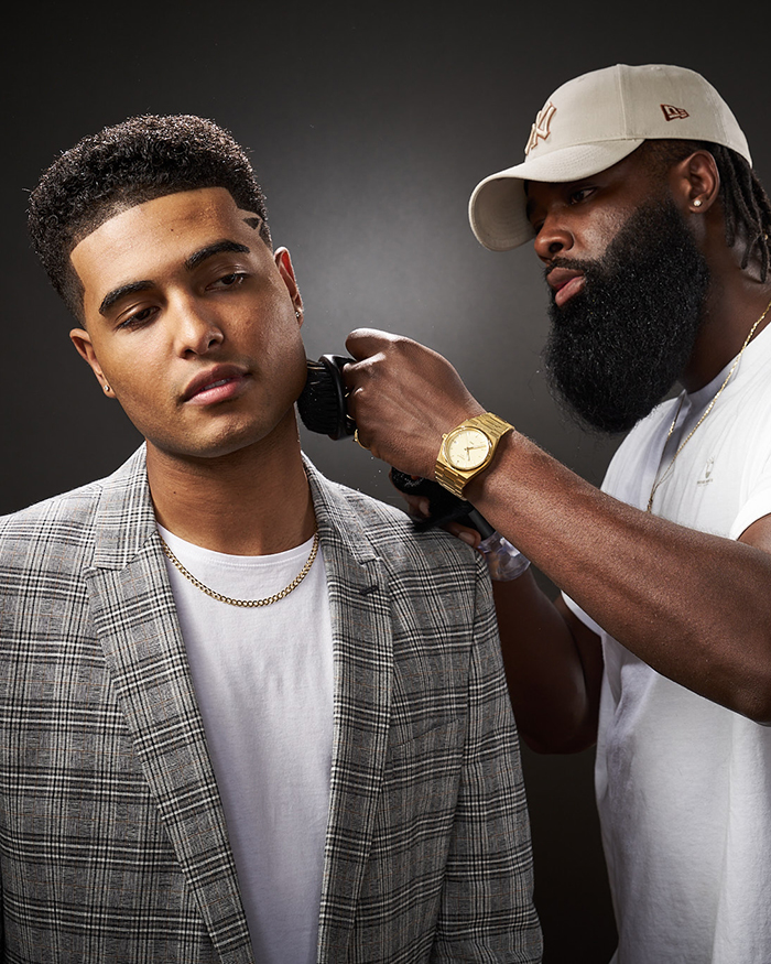 Der Afro Haircut Experte "Fresh Prince" frisiert einen Mann mit Afro Haaren