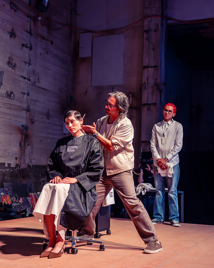 Live Haarschnitt auf einer Bühne beim AUTHENTIC BEAUTY CONCEPT Event Schweiz