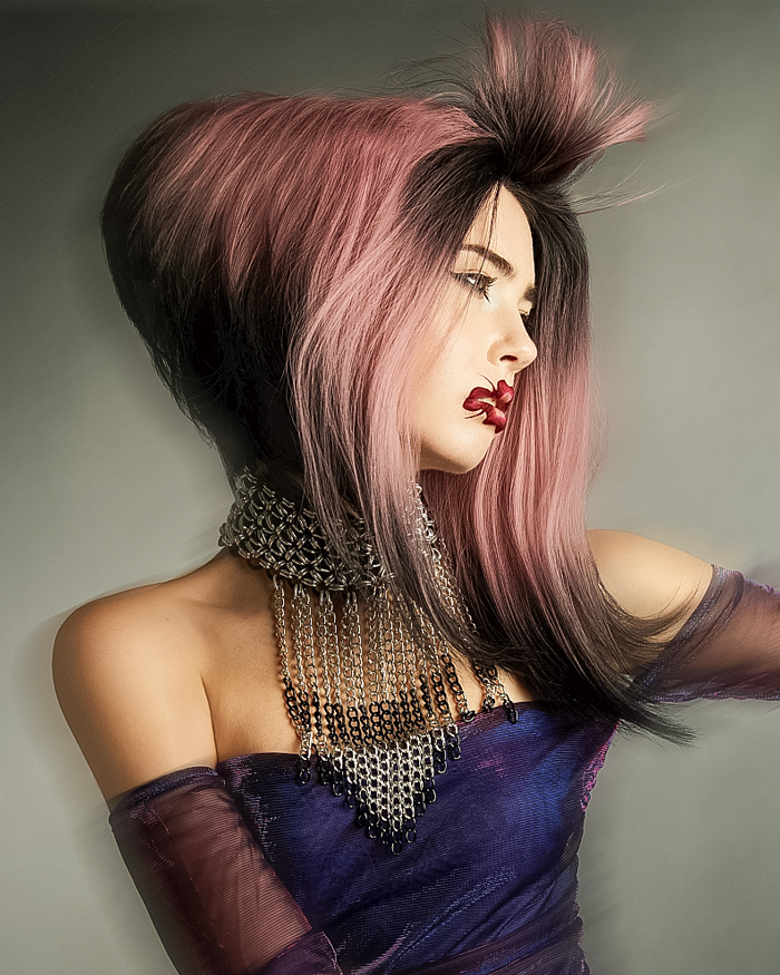 Avantgarde Kollektion Eclipse Spectrum by Bill Tsiknaris - Model mit avantgardistischer Frisur in altrosa und dunkelblauem Abendkleid