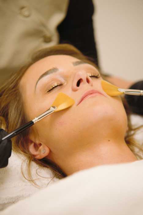 Entspannende Kosmetikbehandlung mit Pinsel im Bali-Flair des THE Bridal SPA