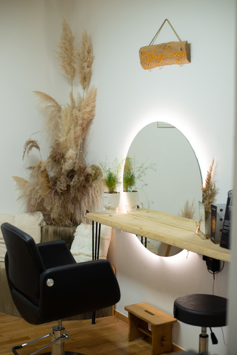 Eleganter Salonbereich mit Spiegel und Naturmaterialien im Bali-Flair des THE Bridal SPA