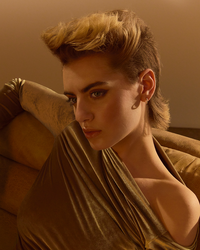 Model mit kurz gestyltem Haar für die Frisuren Trends 2025-2026 von ALCINA