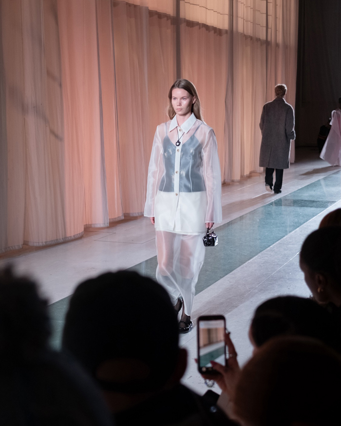 Model mit natürlichem Haar bei der FW26 Fashion Week für Holzweiler, gestylt von Authentic Beauty Concept