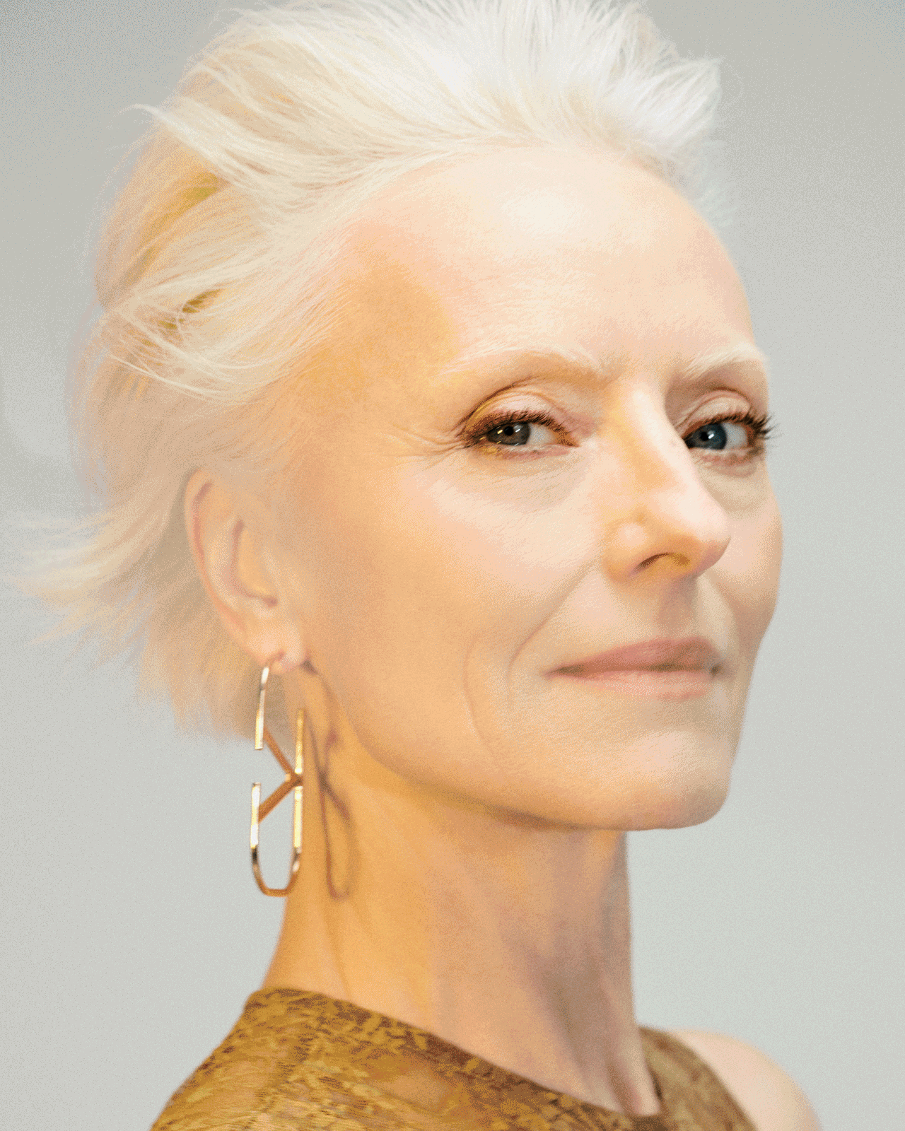 Martin Dürrenmatt präsentiert die Intercoiffure Suisse Trendkollektion 2026 AGELESS mit sanften Blondtönen und zeitlosen Frisuren für Frauen jeden Alters