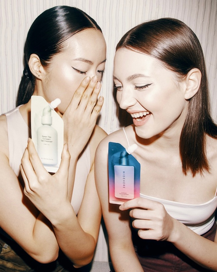 Zwei Models präsentieren koreanische Skincare für den Salon – HIDEHERE K-Beauty in innovativer Beutelverpackung