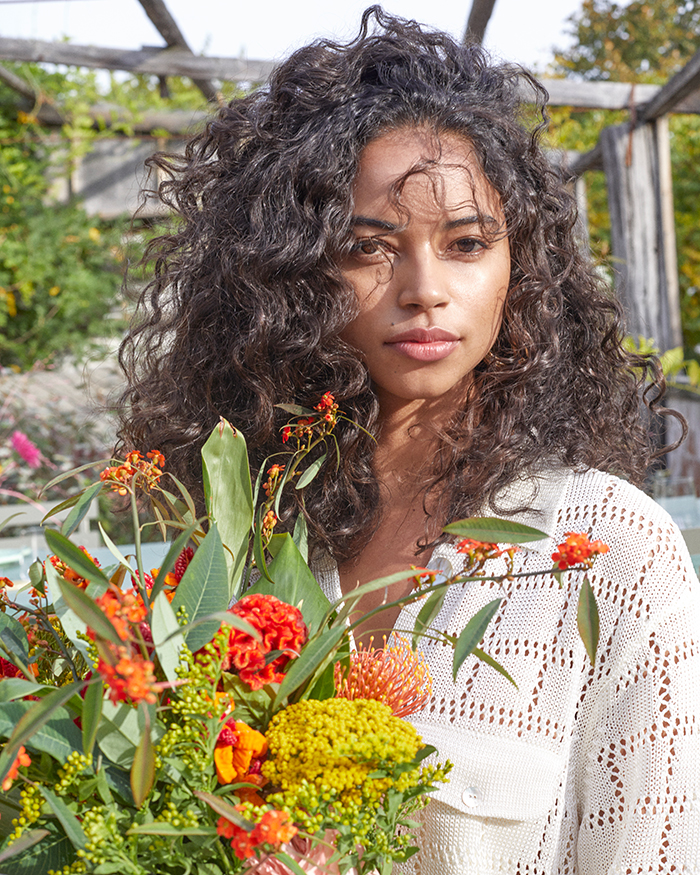 natürliches bild eines models mit langem, dunklem, lockigem haar für den Davies Lockenpflege guide