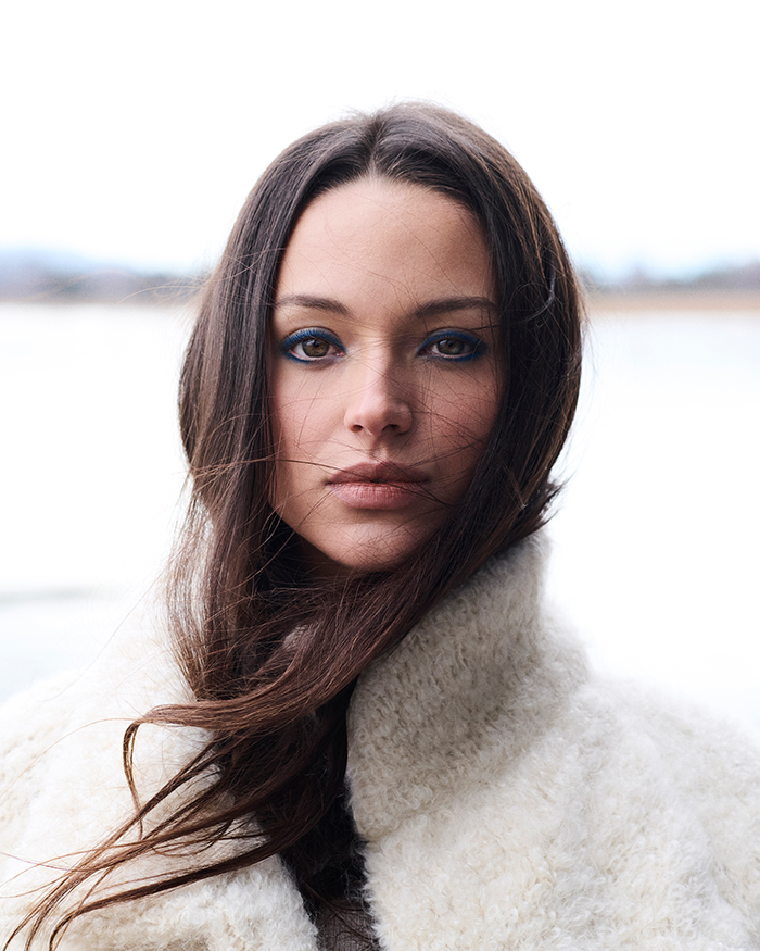 Model mit leichten Make up für die Make-up Trends Herbst/Winter 2025