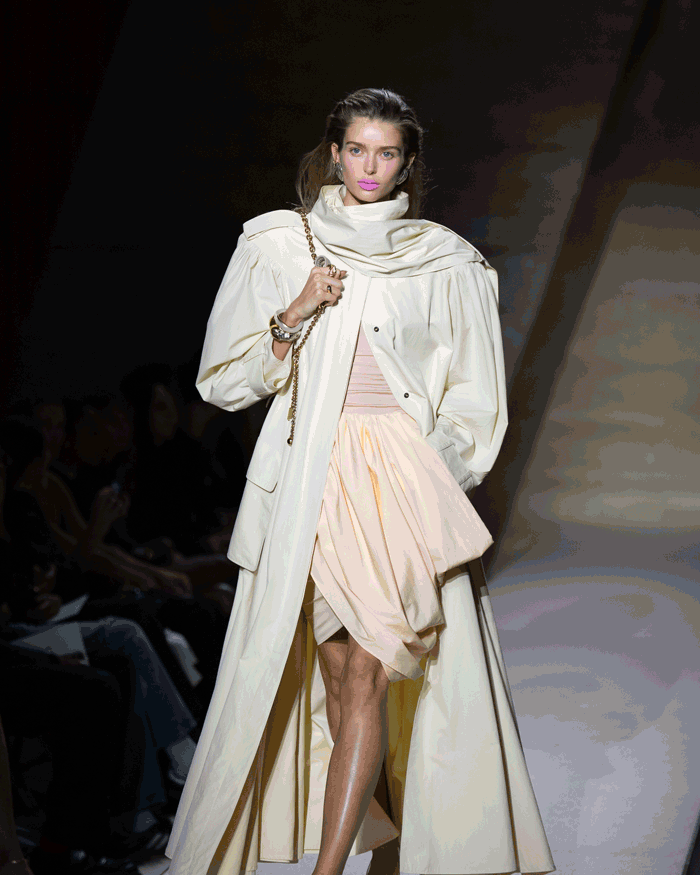 Models auf dem Laufsteg mit Frisuren gestylt von ABC für Chloé auf der Paris Fashion Week SS26