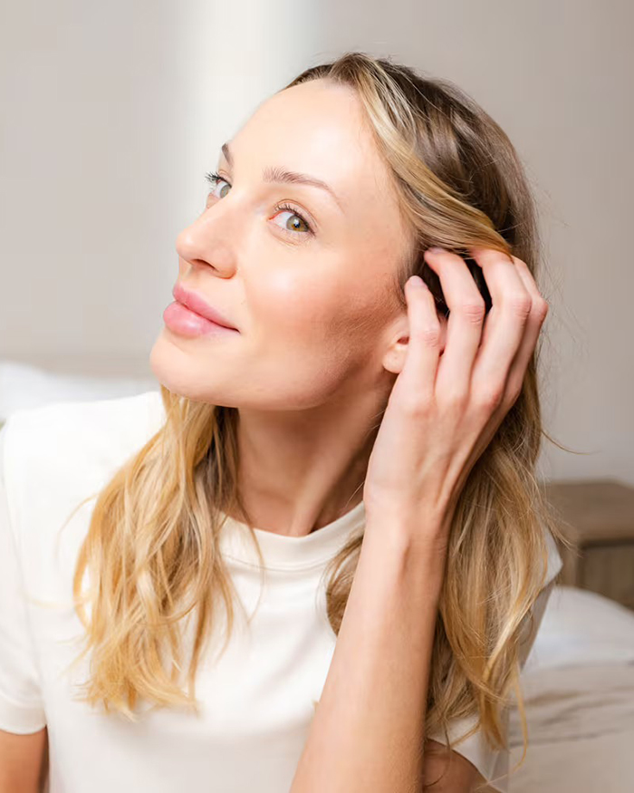Model langem, blondem Haar. Durch Proteine für gesundes Haar von Davines.