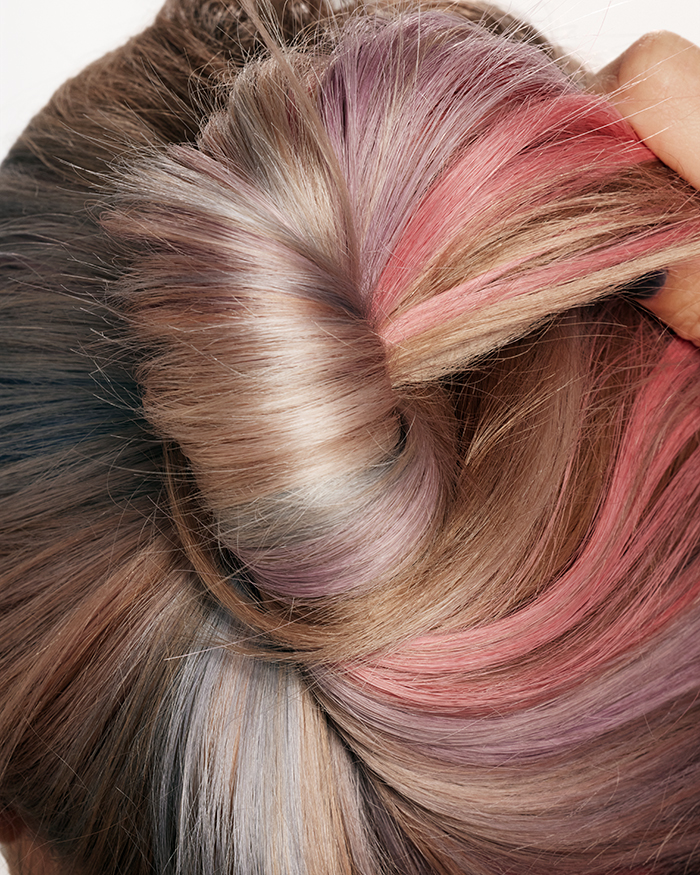 Detailaufnahme zusammengerollten Haares mit den Wella Surreal Color Haarfarben