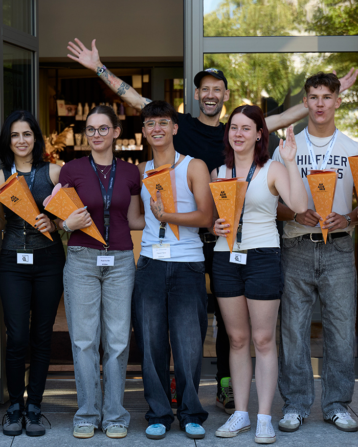 Absolventen der Wild Beauty Talentschmiede mit orangenen Zuckertüten